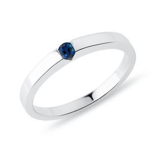 PRSTEN Z BÍLÉHO 14K ZLATA S KULATÝM SAFÍREM - ZÁSNUBNÍ PRSTENY SE SAFÍREM - ZÁSNUBNÍ PRSTENY