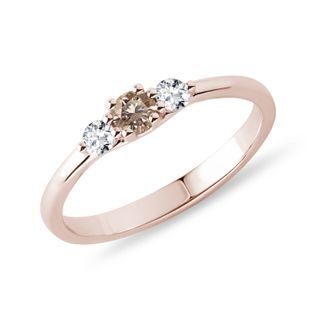 PRSTEN S CHAMPAGNE A ČIRÝMI DIAMANTY V RŮŽOVÉM ZLATĚ - ZÁSNUBNÍ PRSTENY S BAREVNÝM DIAMANTEM - ZÁSNUBNÍ PRSTENY