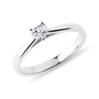 PRSTEN S DIAMANTEM V BRUSU SRDCE Z BÍLÉHO ZLATA - DIAMANTOVÉ ZÁSNUBNÍ PRSTENY - ZÁSNUBNÍ PRSTENY