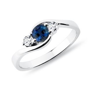 PRSTEN Z BÍLÉHO ZLATA SE SAFÍREM A DIAMANTY - ZÁSNUBNÍ PRSTENY SE SAFÍREM - ZÁSNUBNÍ PRSTENY