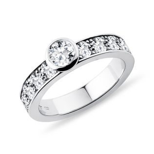 LUXURY BEZEL DIAMOND STATEMENT RING IN WHITE GOLD - DIAMOND ENGAGEMENT RINGS - ENGAGEMENT RINGS