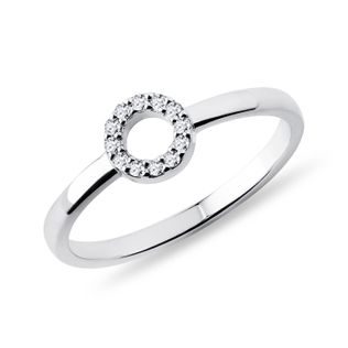 DIAMANTOVÝ PRSTEN S MOTIVEM KRUHU Z BÍLÉHO ZLATA - PRSTENY S DIAMANTY - PRSTENY