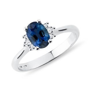 DIAMANTOVÝ ZÁSNUBNÍ PRSTEN SE SAFÍREM V BÍLÉM ZLATĚ - ZÁSNUBNÍ PRSTENY SE SAFÍREM - ZÁSNUBNÍ PRSTENY