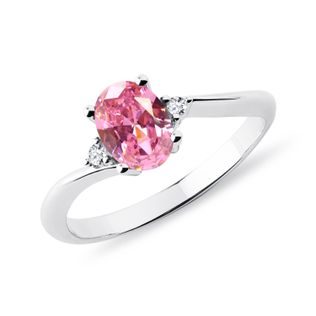 PRSTEN S RŮŽOVÝM SAFÍREM A BRILIANTY V BÍLÉM ZLATĚ - ZÁSNUBNÍ PRSTENY SE SAFÍREM - ZÁSNUBNÍ PRSTENY