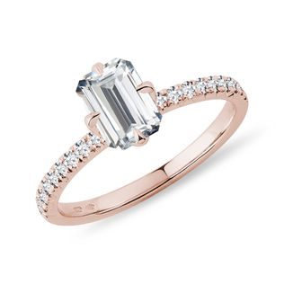 MODERN EMERALD CUT DIAMOND ENGAGEMENT RING IN ROSE GOLD - RINGS WITH LAB-GROWN DIAMONDS - ENGAGEMENT RINGS
