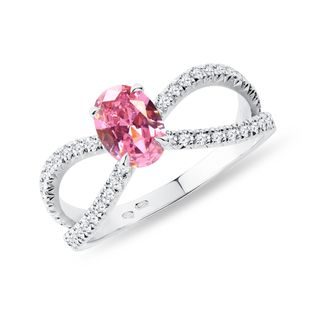 LUXUSNÍ ZÁSNUBNÍ PRSTEN S RŮŽOVÝM SAFÍREM A DIAMANTY V BÍLÉM ZLATĚ - ZÁSNUBNÍ PRSTENY SE SAFÍREM - ZÁSNUBNÍ PRSTENY