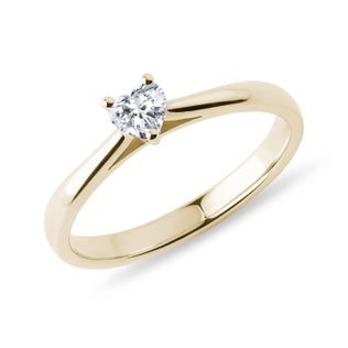 PRSTEN S DIAMANTEM V BRUSU SRDCE ZE ŽLUTÉHO ZLATA - DIAMANTOVÉ ZÁSNUBNÍ PRSTENY - ZÁSNUBNÍ PRSTENY