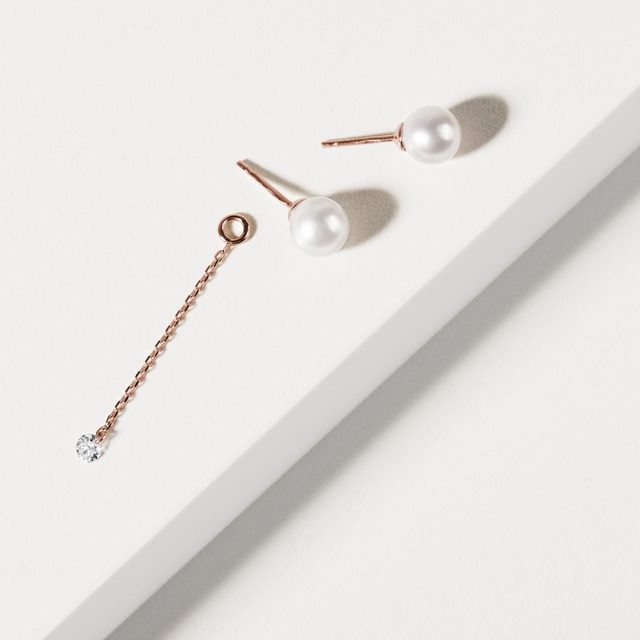 ŘETÍZKOVÉ NÁUŠNICE S PERLOU A DIAMANTEM V RŮŽOVÉM 14K ZLATĚ - PERLOVÉ NÁUŠNICE - 