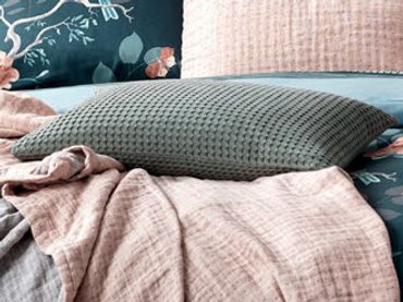 Vandyck Luxusní povlak na polštář Home Piqué waffle 40x55cm Off black