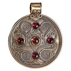 BATTERSEA, luxurious Brythonic pendant, garnet, bronze