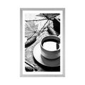 AFFICHE – TASSE DE CAFÉ EN AMBIANCE AUTOMNALE EN NOIR ET BLANC - NOIR ET BLANC - AFFICHES