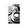 AFFICHE – TASSE DE CAFÉ EN AMBIANCE AUTOMNALE EN NOIR ET BLANC - NOIR ET BLANC - AFFICHES