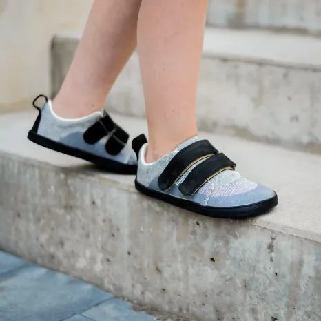 MEZÍTLÁBAS GYERMEK TORNACIPŐ PEGRES, BF57U FEKETE