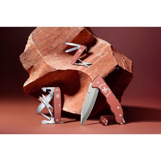 NŮŽ VICTORINOX EVOKE ALOX 2025 LIMITED EDITION STONE RED 0.9415.L25 - KAPESNÍ NOŽE - PŘÍSLUŠENSTVÍ