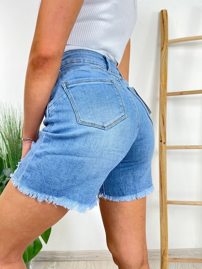 Džínové push up kraťasy s trháním na spodním okraji nohavic modré